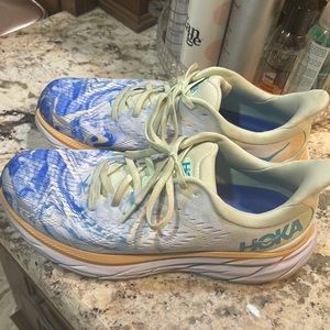 Hoka Clifton 8 - size 9